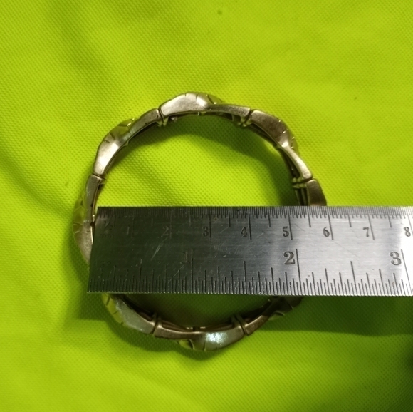 Goldtone stretch scale snakeskin 🐍 pattern twisted bracelet - Picture 2 of 5